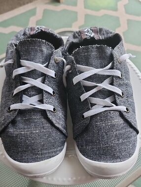 Women's Gray Canvas Lace-Up Sneakers